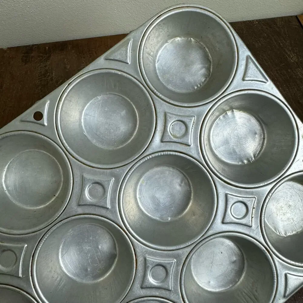 Vintage MCM Mirro Aluminum 12 One Dozen Muffin Cupcake Pan Farmhouse Decor‎